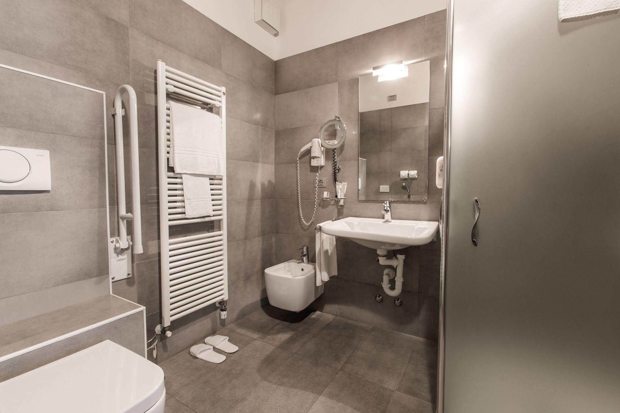 Hotel Opera ดอสโซบัวโน ภายนอก รูปภาพ