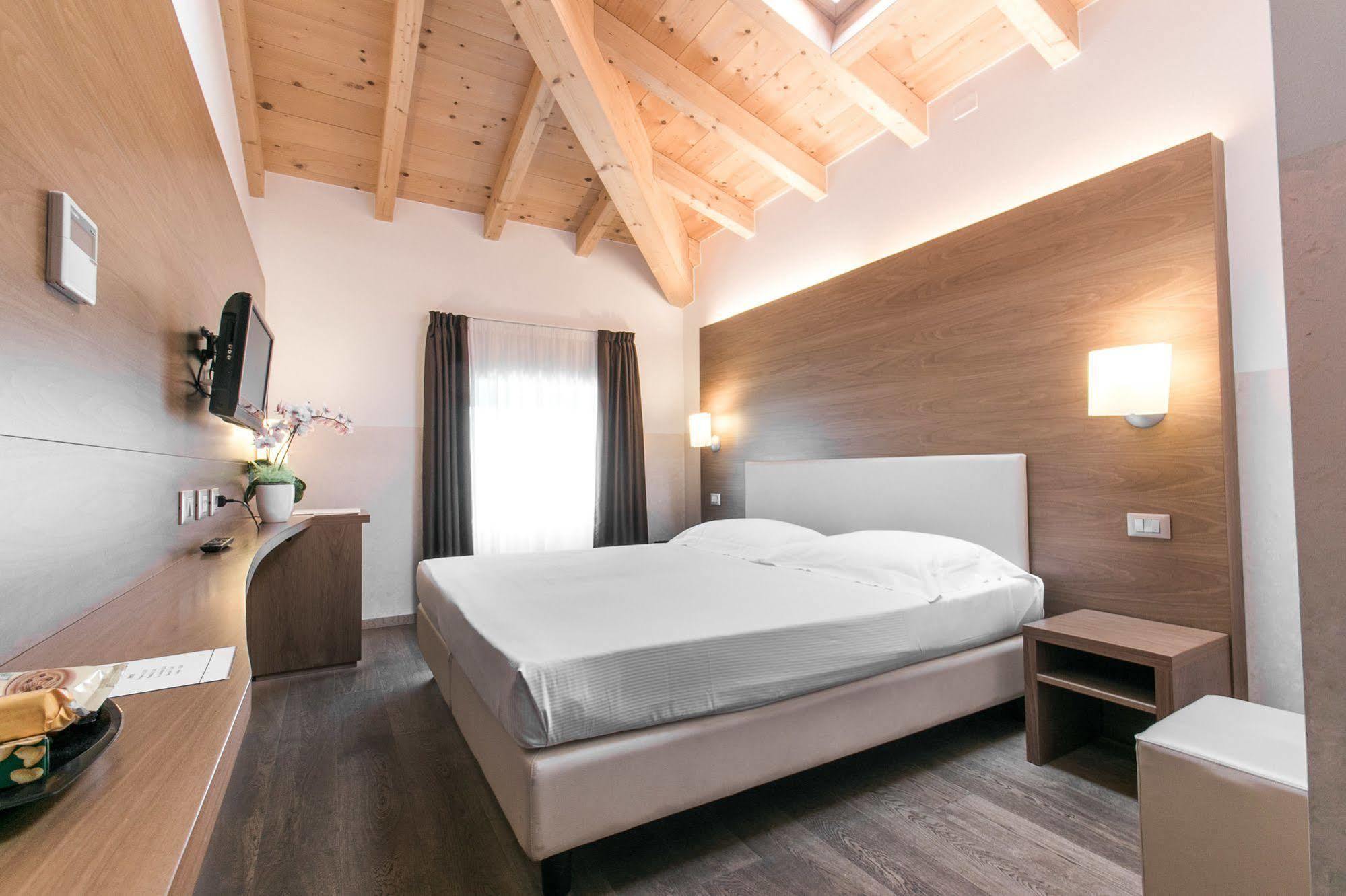 Hotel Opera ดอสโซบัวโน ภายนอก รูปภาพ