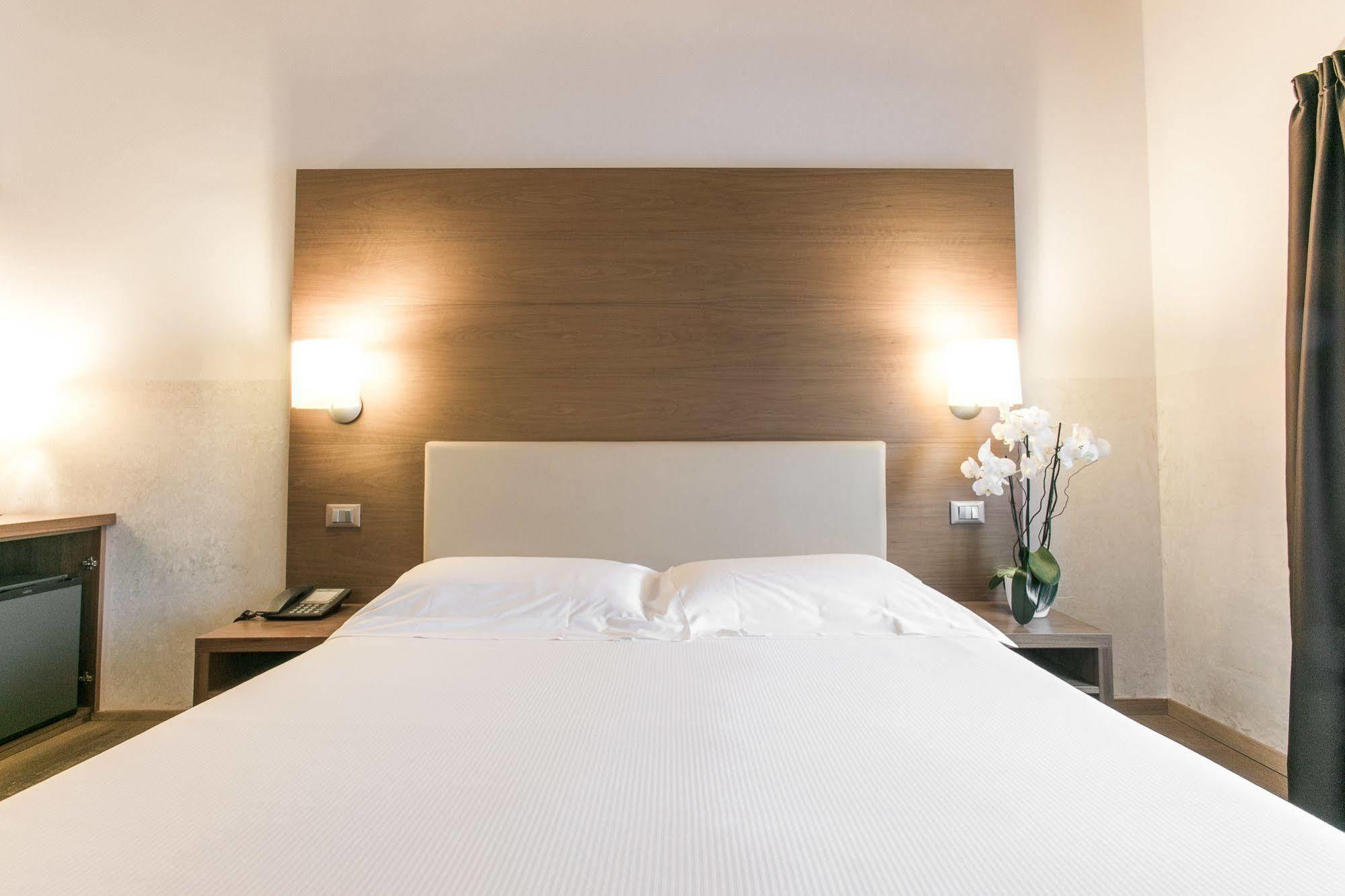 Hotel Opera ดอสโซบัวโน ภายนอก รูปภาพ